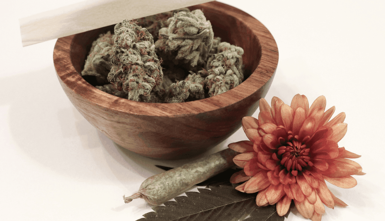 Holzschüssel mit Cannabisblüten